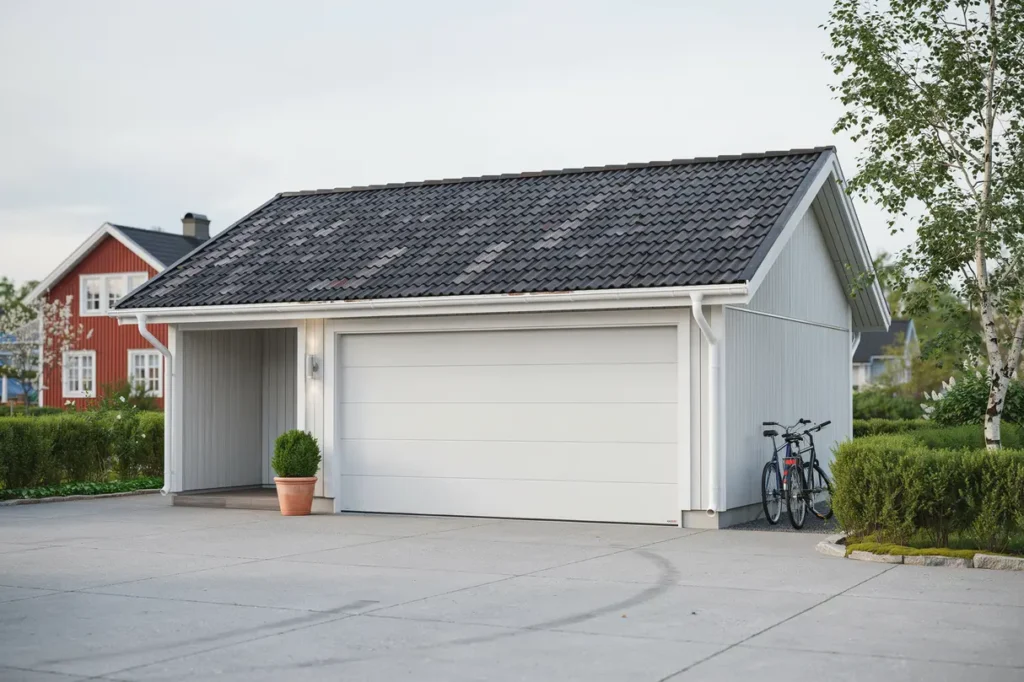 takoml ggning med nya betongpannor p garage i tibble