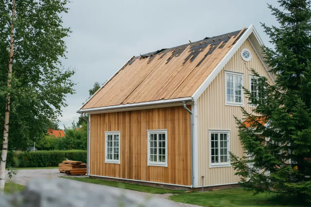takrenovering med ny r spont p villa i skokloster